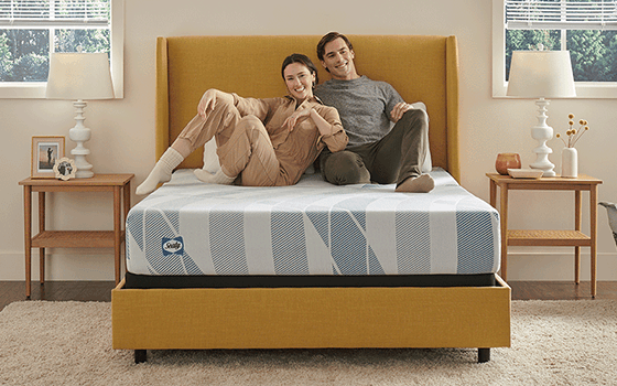 Couple laying on 10" Dreamlife mattress